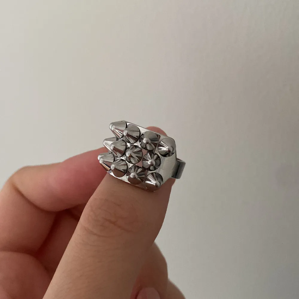 Säljer denna sååå coola  ringen från Edblad!! Köpt för 350kr och jag säljer för 200💘 jättebra skick!! Har många intresserade så startade en budgivning!. Accessoarer.