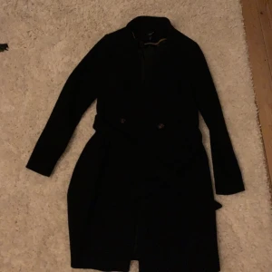 lång Kappa - Lite smutsig, lång kappa från gina