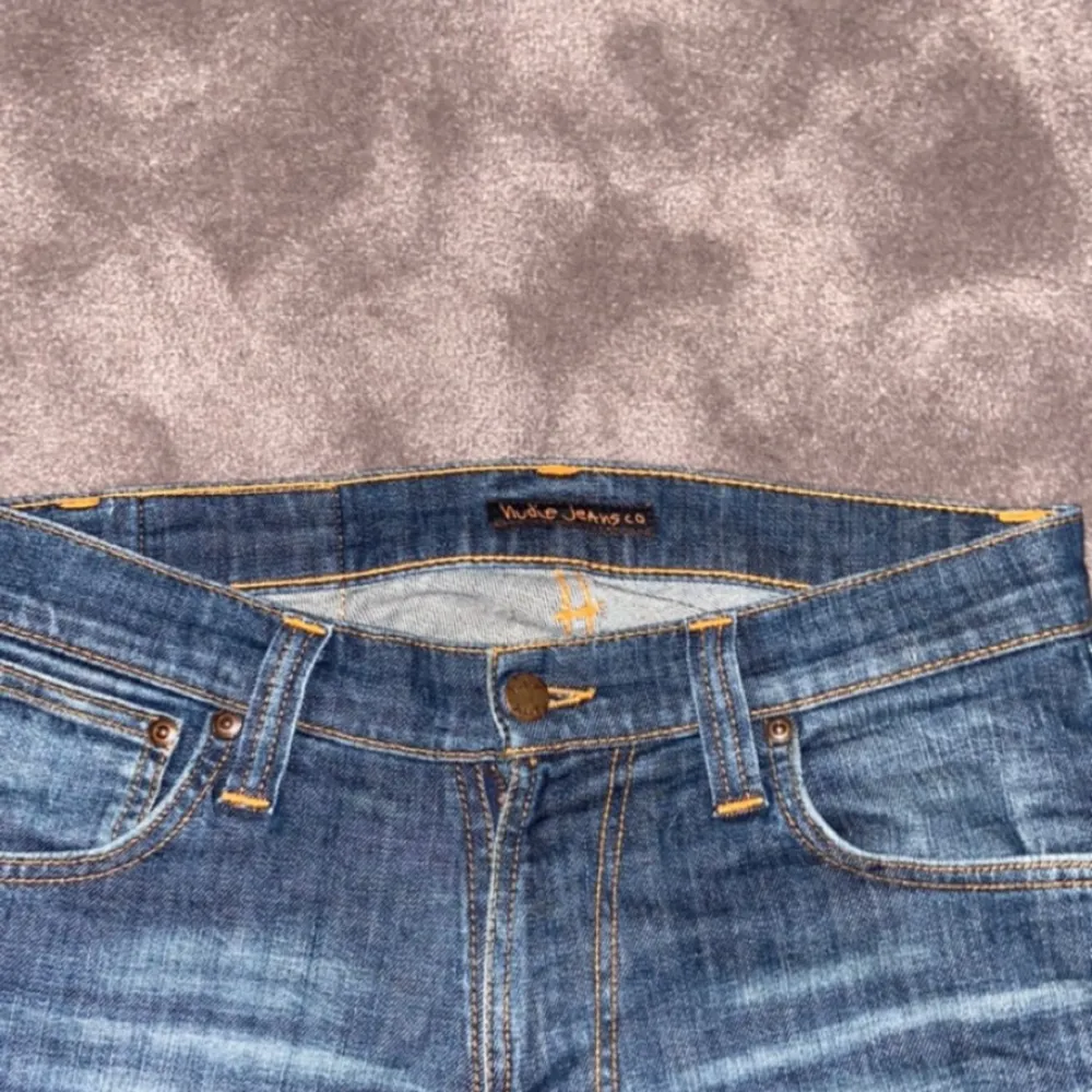 Nudie jeans  Nudie jeans Skick: 9/10,    Storlek: 30/30  Nypris 1600 Pris799 Fraktar via postnord eller instabox Hör av dig vid minsta fråga eller fundering. Jeans & Byxor.