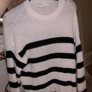Randig stickad tröja - Lite kortare men inte för kort
