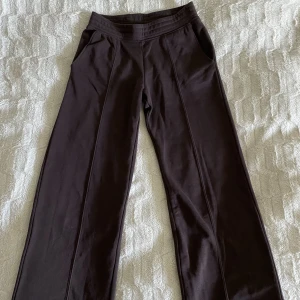 Lågmidjade mjukisbyxor  - Bruna snygga lågmidjade mys byxor🤎 Aldrig använda, för små för mig. 10/10 skick✨