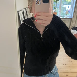 Stickad tröja  - Svart stickad zip-tröja från Gina Young! Använd ca 3 gånger så bra skick! Storlek 164 men sitter som en XS/S