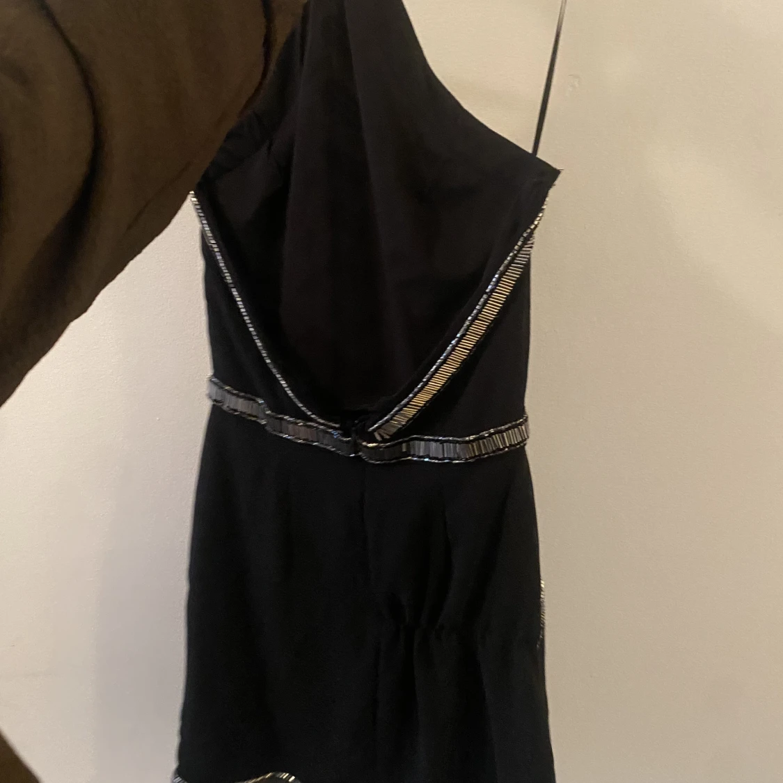 Svart klänning med paljetter - 91