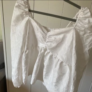 Blus från Bikbok  - ”Dinner date” blus helt oanvänt från Bikbok i str L (passer även M).