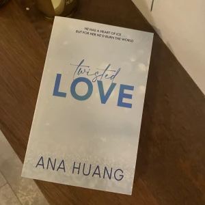 TWISTED LOVE - Säljer första boken i Twisted serien av Ana Huang💓 Oläst och Orörd då jag äger 2 kopior av denna bok🩵