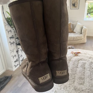Höga uggs - Bruna höga uggs i använt skick💘 smutsiga nu men rengör så bra som det går innan jag skickar iväg💗 nypris 3499kr!! Sulan är inte sliten alls