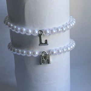 Bokstavsarmband - Bokstavsarmband med silver bokstäver. Säljer även med guldbokstäver i min profil. Kan göra alla bokstäver utom å,ä,ö. Vid frågor är det bara att skriva💕