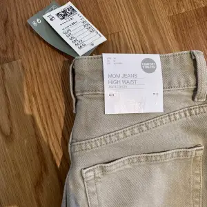 Oanvända beiga jeans från H&M. Modellen heter Mom jeans High waist, ankle length. 