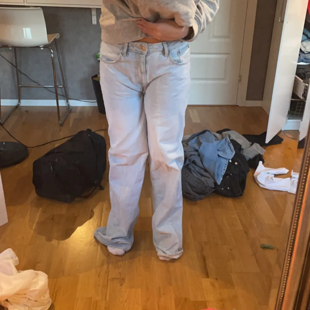 Supersnygga jeans i storlek M, sitter åt tajtare då jag sytt dom lågmidjade, om du har fler frågor är det bara att skriva, Köparen står alltid för frakt!❤️‍🔥🫶🏼. Jeans & Byxor.