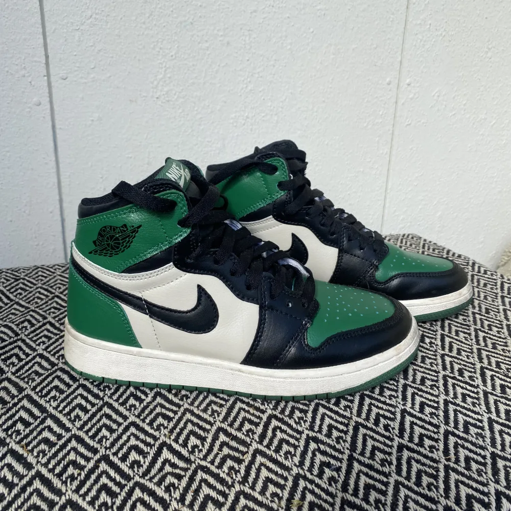 Superfina Nike jordans i unik design som var svåra att få tag på!  Använda ca 3 gånger och är i nyskick.  Säljer pga att dom tyvärr är för små för mig.. Skor.