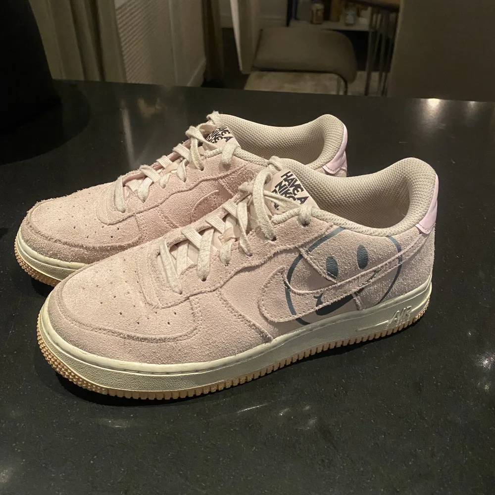 Svin snygga ljusrosa Nike air force 1 i en modell ”have a nike day”. Säljs inte längre och har varit väldigt eftertraktade. Använda men fint skick! Skriv för fler bilder!! Köparen står för frakt 💕. Skor.