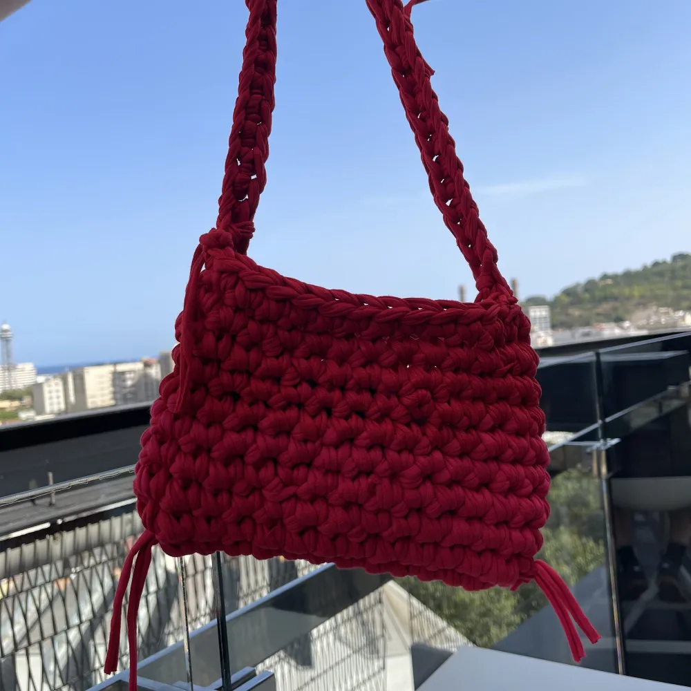 Handgjord virkad väska, av tshirttyg. Röd, men kan göras i andra färger, rosa, orange tex. Ca 23x16 cm. Accessoarer.