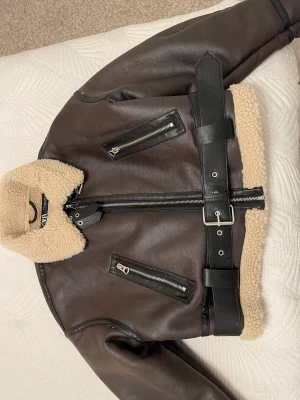 Jacka - Säljer min jacka från zara som är helt ny oanvänt. Köpte förra veckan och ville returnera men råkade tabort etiketten darför säljer jag här istället 