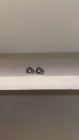 Silver hjärtformade örhängen  - Ett par silver formade hjärtelehängen använda 0 gånger 🤍💙🤍  