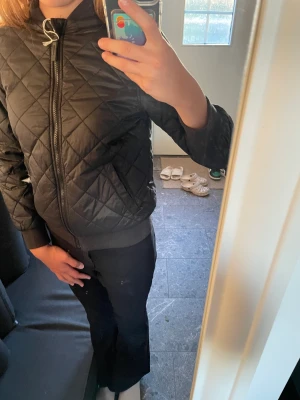 Svart snygg jacka  - Smidig jacka för höst vår och mild vinter. Stor i storleken. Som en S.