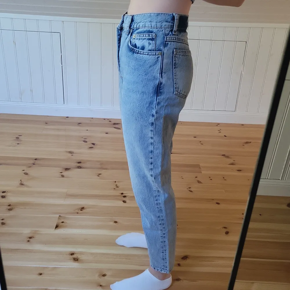 Ljusa mom jeans från mango. Midjan är 75 cm, innerbenslängden är 69 och ytterbenslängden är 86 cm. Jeans & Byxor.
