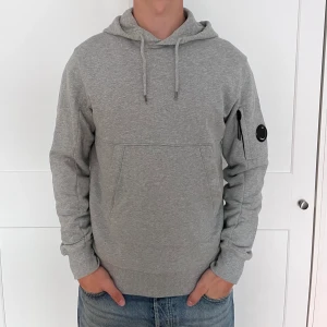 C.P Company Hoodie - Säljer denna C.P Company hoodie då den inte används och är för liten. Jag är 183 cm och bär storlek S på bilden. Den är använd men ändå i väldigt bra skick! Inga hål eller slitningar! Nypris 2900 kr😁