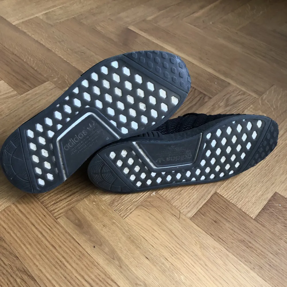 Adidas NMD_R1 sneakers i strl 42 (herr). Knappt använda, därav i mycket gott skick🖤. Skor.