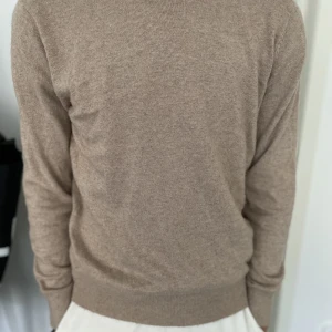 La chemise tröja - Kashmirmix ( 30% Kashmir, 70% Lana ull) Riktigt skön tröja som passar till det mesta Storlek S men passar även ifall man bär XS Skick 8/10 rätt så använd men fortfarande fin