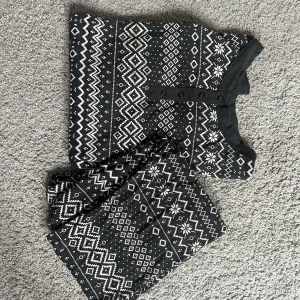 Oanvänd Jul pyjamas  - Supersöt pyjamas som aldrig kommit till användning! Hellånga byxor och långärmad tröja med knappar.💗Köparen står för frakten.