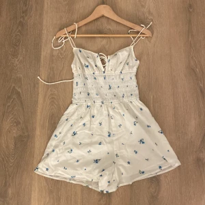 Byxdress  - Blå blommig shortsdress Nytt skick, aldrig använt