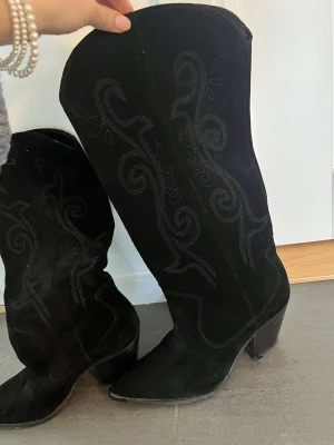 Cowboy boots - Jag säljer mina svarta cowboy boots. Jag har använt dem 2 gånger, och dem är i ett jättebra skick. 