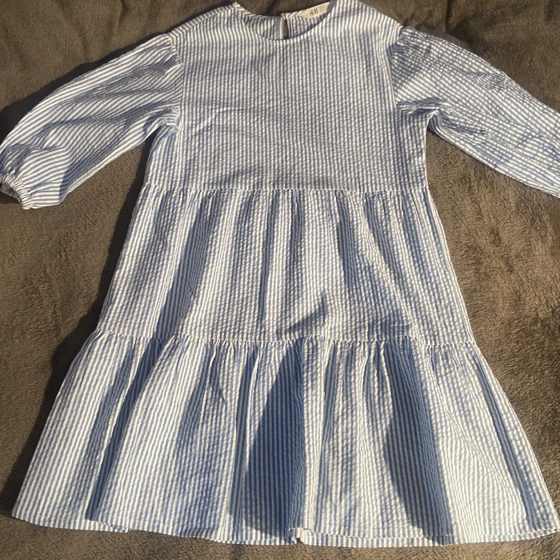 Blå och vit randig klänning
