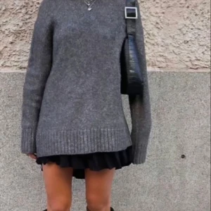 Stickad tröja - Super snygg stickad tröja med polo, perfekt till hösten!! Knappt använd och därav som ny. Köpt på H&M🥰