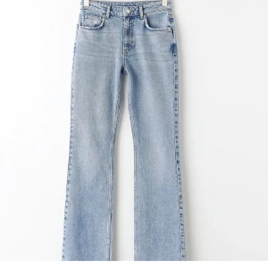 Full length flare jeans - Utsvängda mid rise jeans från Gina tricot. Jätte fina men kommer inte till användning längre. Knappt använda och därav i ett toppenskick🥰slutsålda online, nypris 499kr