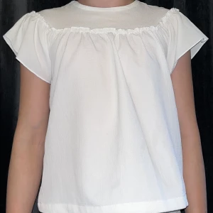 Vit blus - Vit blus i luftigt material! Storlek 128 men passar även på mig som har storlek 146😜