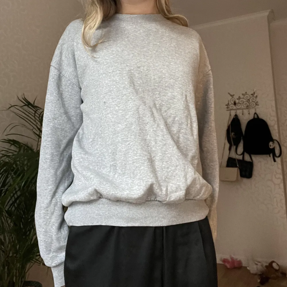 Basic grå sweatshirt från hm!. Tröjor & Koftor.