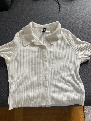 H&m t-shirt med krage - En jätte gullig tshirt med krage från h&m som inte kommer till användning längre. Inga defekter (kan bara ta betalt via Swish!!)