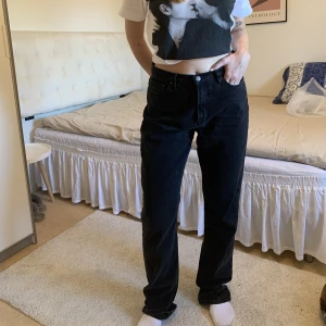 Svarta straight jeans - Jag är 168cm lång, jeansen är storlek 40
