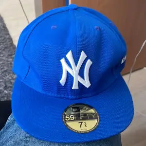 En sprillans ny new york fitted cap i blå färg.