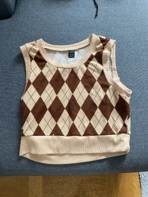 Shein väst - En jätte fin shein väst i nyskick. Strl XL men den är inte jätte stor och passar L/M. (Kan bara ta betalt via Swish!!!!)