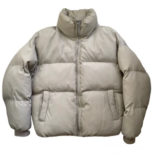 Cold Laundry Puffer Jacka - Puffer jacka från Cold Laundry i storlek M men väldigt oversized. Väldigt snygg och i topp skick med dragspännen så man kan justera storleken.