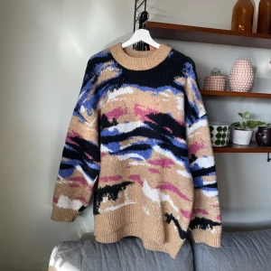 Monki  - Väldigt oversize VARM tröja från monki, storfavorit för mig fast i annan färg. Så denna måste en annan bära!! 🩷 M passar upp till XL 🫶