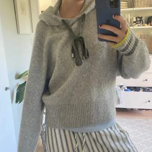 Snygg grå hoodie köpt från Hm, det står pringle där bak ❤️🌝säljer pga ingen användning 
