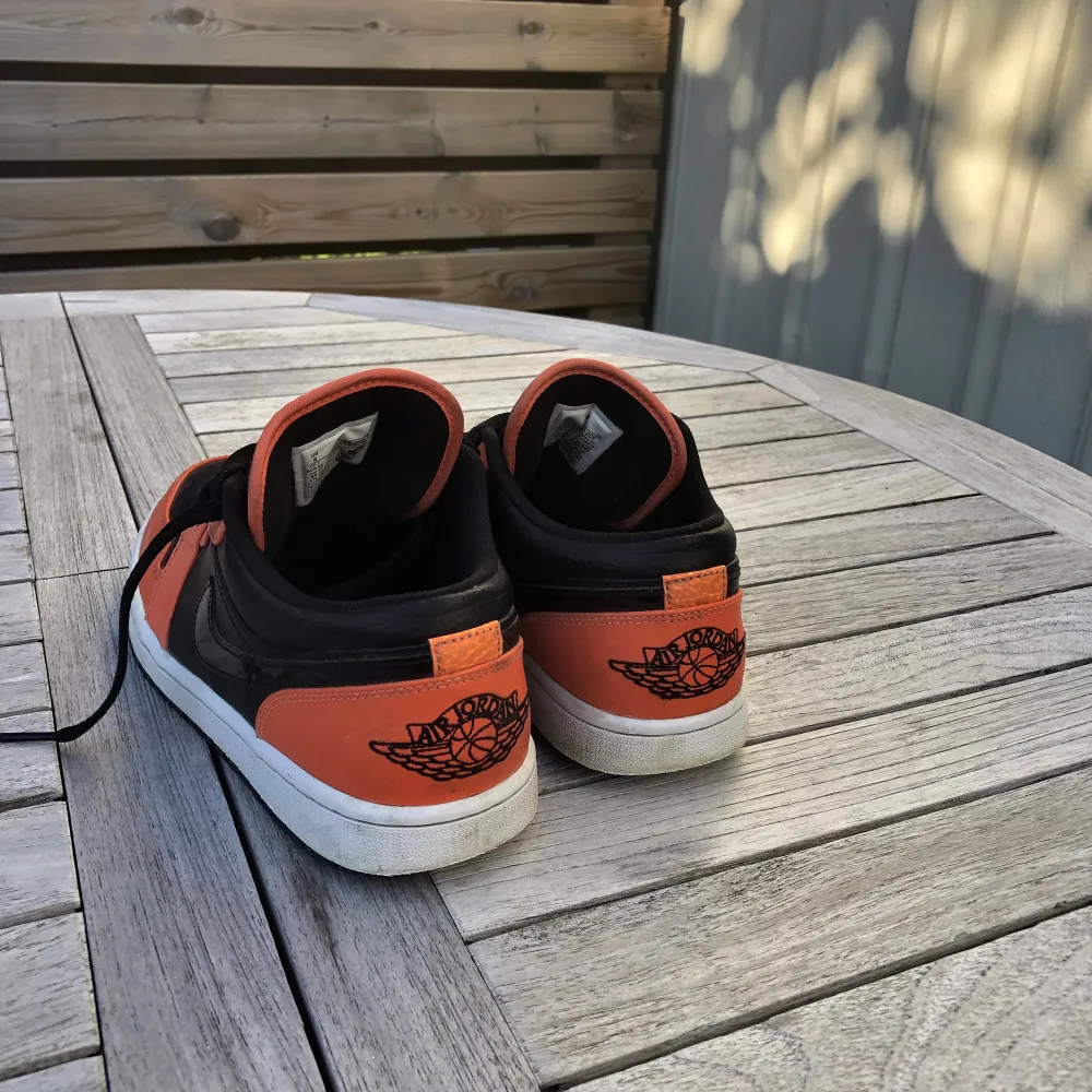 Air Jordan 1 sneakers low bra skick men ändå använda passar till både killar och tjejer men köpta på herravdelning. QR-kod i skorna finns som bevis för att de är äkta. (Kartong finns). Skor.