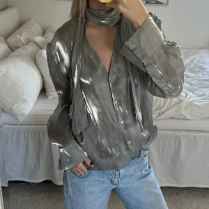 Topp - Cool blus från zara, köpt för 859kr och numera slutsåld. Använd 1-2 gånger. Storlek M men passar xs-L flesta beroende på hur man vill att den ska sitta 