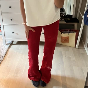 Röda byxor - Snygga sammets byxor. Använda men fortfarande fina! ❤️❤️