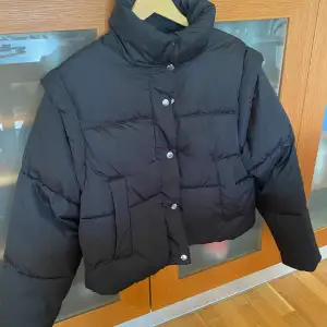 Puffer jacket från Gina storlek s. Färg svart. Köpt 2022 och endast använd några gånger, 