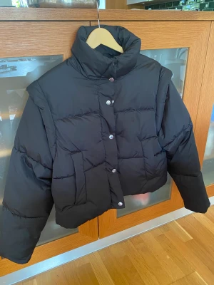 Puffer jacket svart stl s - Puffer jacket från Gina storlek s. Färg svart. Köpt 2022 och endast använd några gånger, 