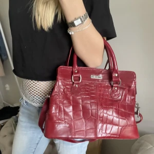 Röd väska - As cool röd handväska med ett kort handtag och ett längre band🔥