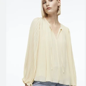 Fin blus hm - Säljer denna söta blus från hm. Den är i mycket bra skick då jag inte använt den mer än en gång pga fel storlek. Skicka för egna bilder.