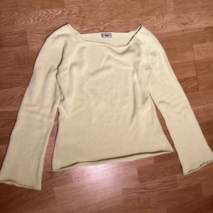 Utsvängd stickad topp - Fin lite gul tröja med lite boat-neck krage och utsvängda ärmar