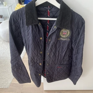Quiltad blå Barbour Jacka storlek 38 - Använd men i fint skick! 