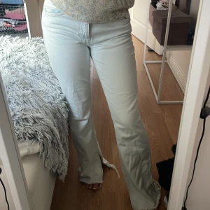 Lågmidjade jeans - Lågmidjade jeans från mango, knappt använda. Skulle mer säga en 36 i strl. Skriv för fler bilder! 🩵