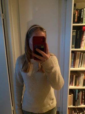 Beige stickad tröja - En skön beige stickad tröja från Vero Moda i st xs. Frakten betalar köparen 