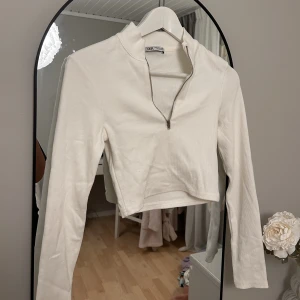 Zipup top  - Topp från zara aldrig använd, storlek M men skulle säga den är mer som S